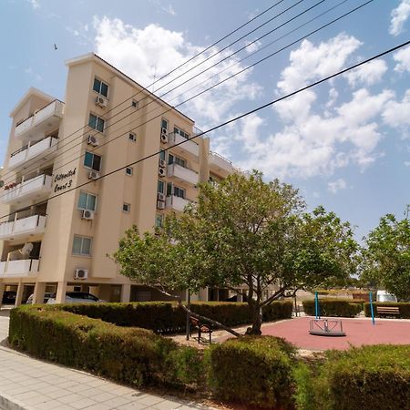 Blu Mackenzie 1 Bdr Flat With Pool Apartment Larnaca Bagian luar foto