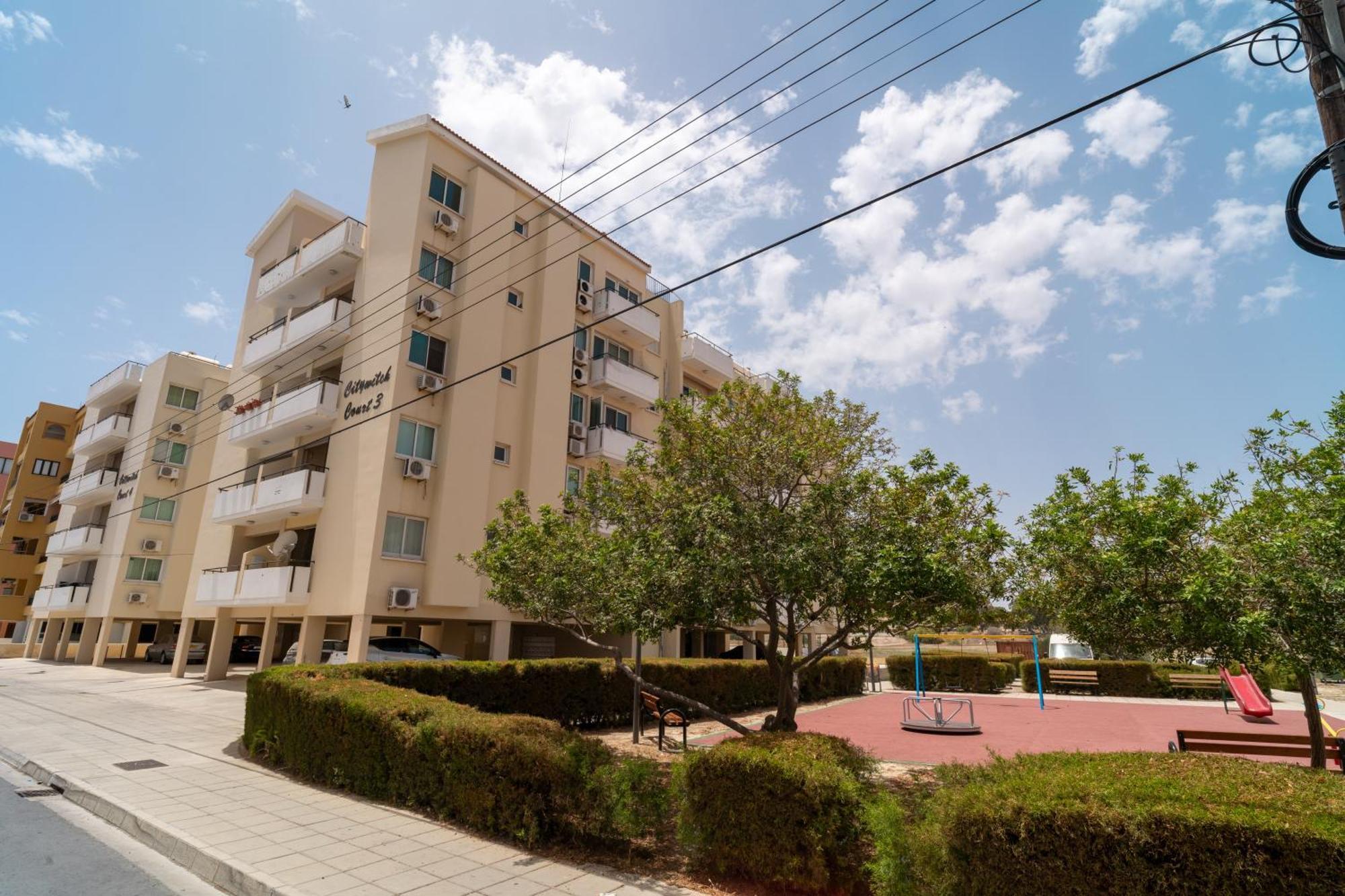 Blu Mackenzie 1 Bdr Flat With Pool Apartment Larnaca Bagian luar foto