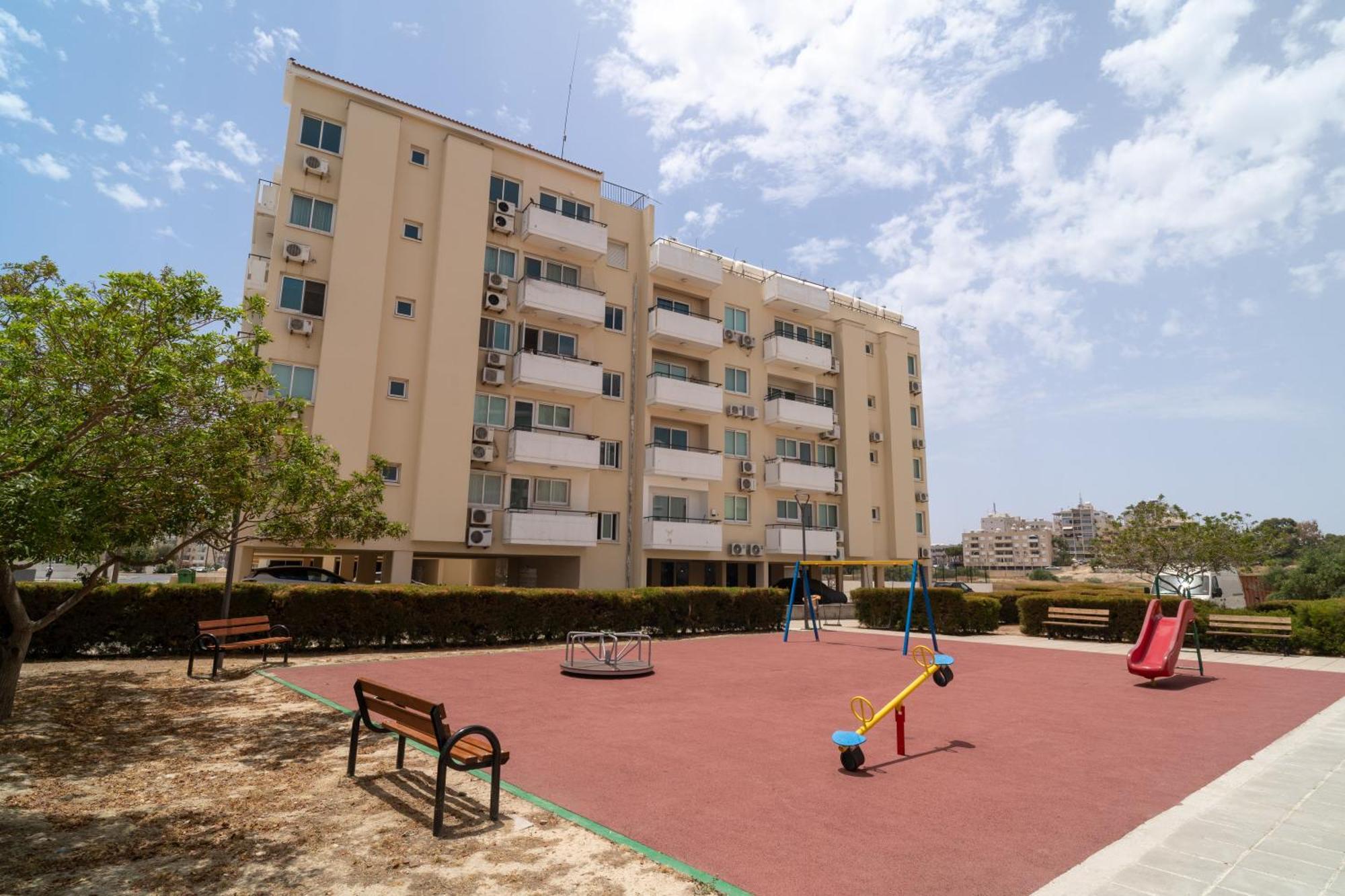 Blu Mackenzie 1 Bdr Flat With Pool Apartment Larnaca Bagian luar foto