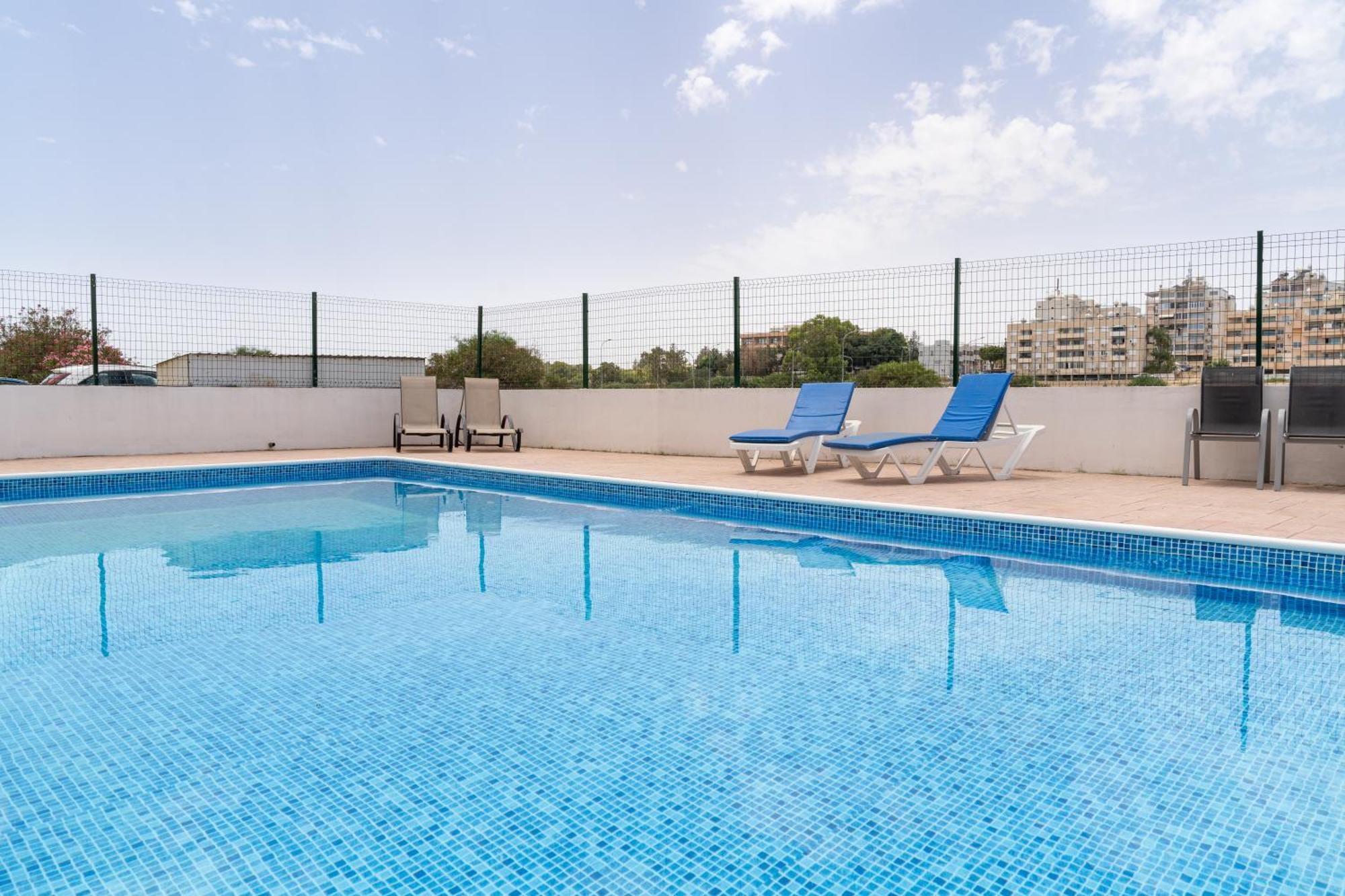 Blu Mackenzie 1 Bdr Flat With Pool Apartment Larnaca Bagian luar foto