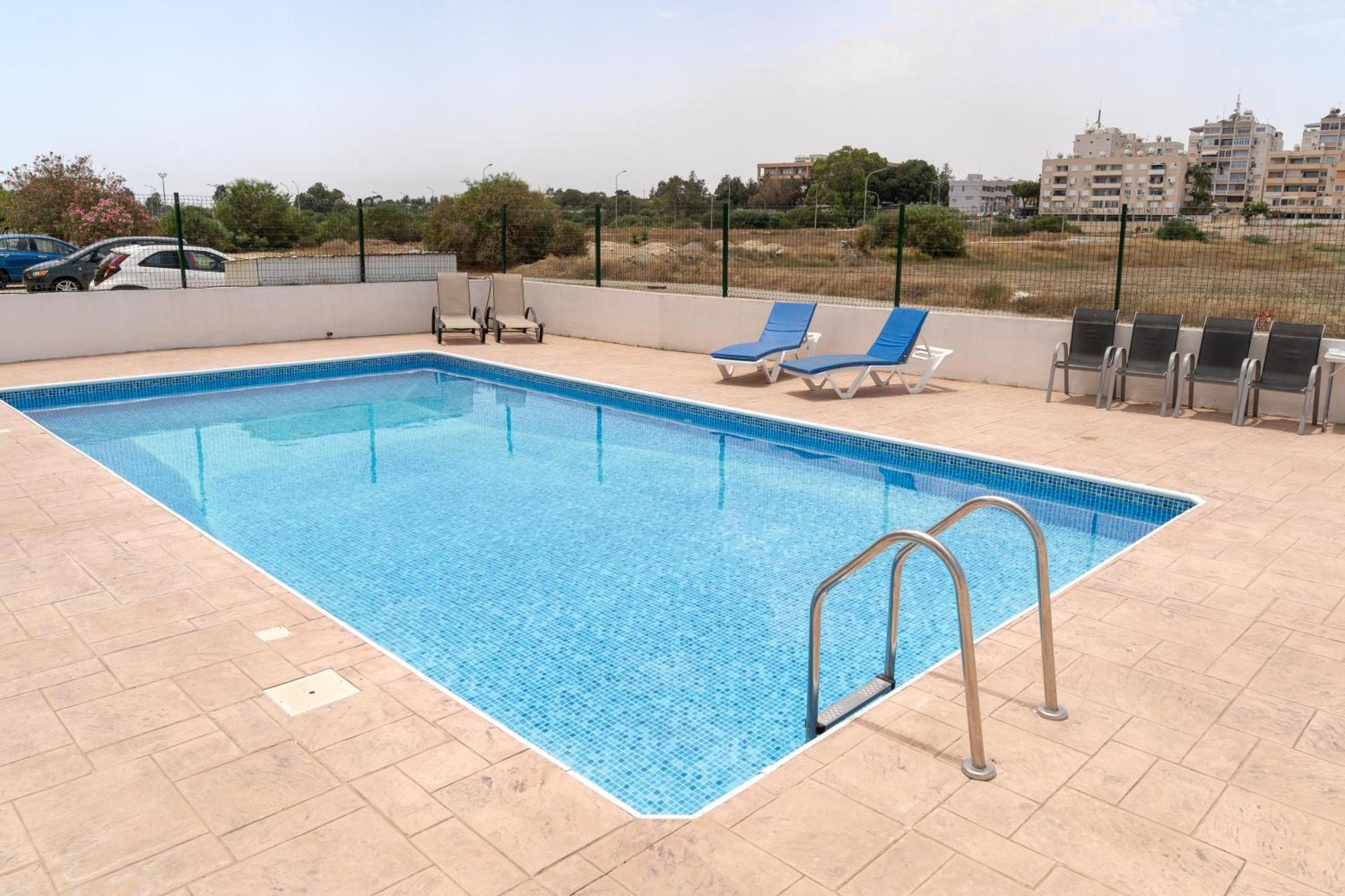 Blu Mackenzie 1 Bdr Flat With Pool Apartment Larnaca Bagian luar foto