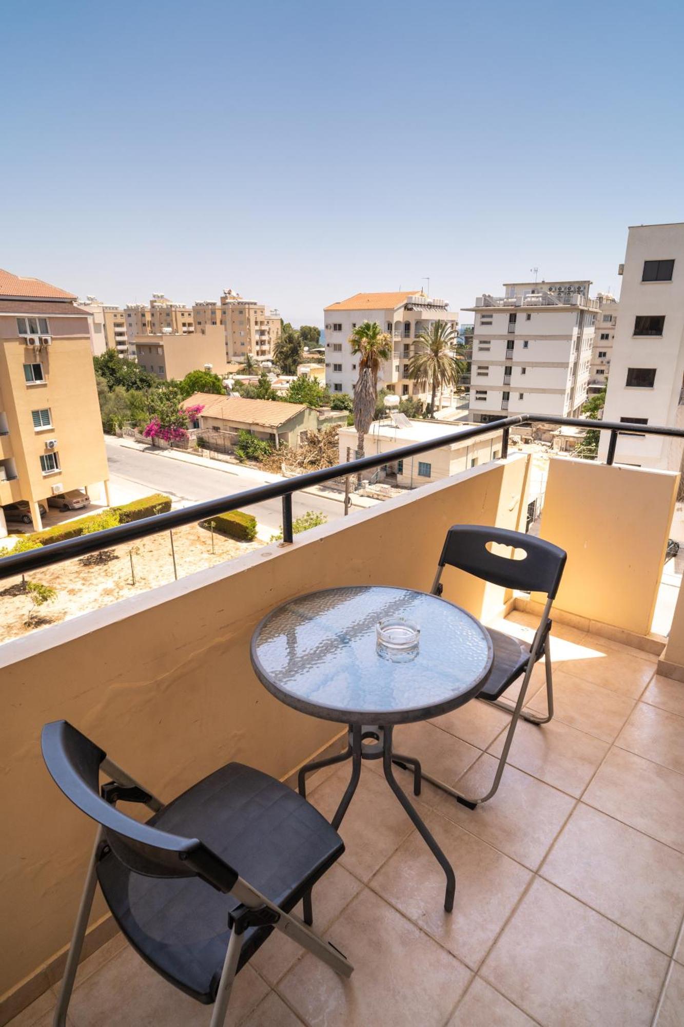 Blu Mackenzie 1 Bdr Flat With Pool Apartment Larnaca Bagian luar foto