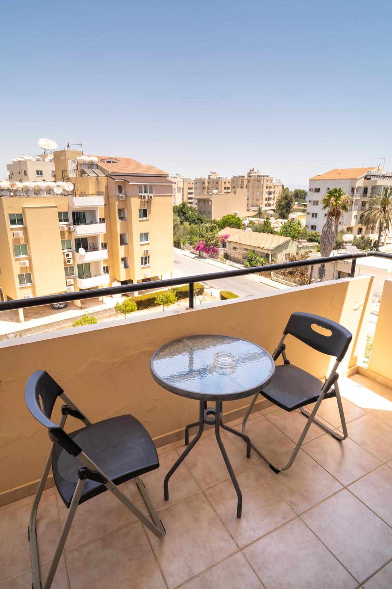 Blu Mackenzie 1 Bdr Flat With Pool Apartment Larnaca Bagian luar foto