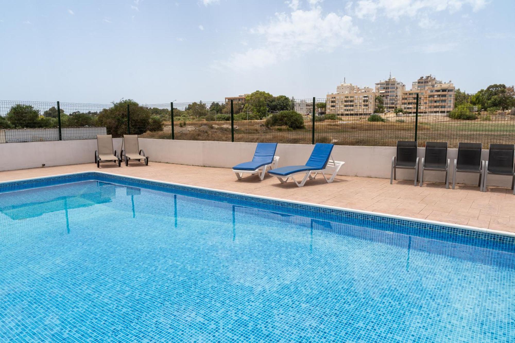 Blu Mackenzie 1 Bdr Flat With Pool Apartment Larnaca Bagian luar foto